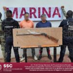 Detienen SSC y Marina a dos sujetos por portación ilegal de arma de fuego.