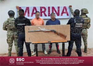 Detienen SSC y Marina a dos sujetos por portación ilegal de arma de fuego.