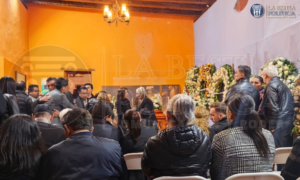 Incontables muestras de solidaridad recibe familia en funeral del exgobernador Alfonso Sánchez Anaya.