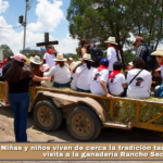 Niñas y niños viven de cerca la tradición taurina durante visita a la ganadería Rancho Seco.