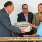 Rector de la UATx reconoce esfuerzo cotidiano   de trabajadores de Obras y Mantenimiento     ü  Entregó uniformes y agradeció su compromiso para que las áreas universitarias luzcan limpias y ordenadas     El Maestro Alejandro Palma Suárez, Rector de la Universidad Autónoma de Tlaxcala (UATx), entregó uniformes a trabajadores de Obras y Mantenimiento, acto en el que expresó su reconocimiento a la solidaridad y al esfuerzo que de forma cotidiana imprimen a su labor para que las áreas universitarias luzcan limpias, ordenadas y en armonía para contribuir a la misión universitaria.     Durante la entrega simbólica de uniformes en la Sala de Juntas de la Secretaría Administrativa, el Rector habló de la importancia de preservar un buen clima laboral porque es un rubro esencial, debido a que cuando la gente viene a gusto y se siente arropada por la Institución, el rendimiento, la actitud y el comportamiento es distinto.     Por eso creo, prosiguió, que la responsabilidad tiene un carácter dual, que implica el compromiso de la UATx con sus trabajadores, por ejemplo, de otorgar las herramientas para el buen desempeño de sus actividades, y de lo que ellos aportan para el buen funcionamiento de la Universidad. Para hacer grandes empresas se tiene que hacer en equipo, es una premisa esencial, y recordó las palabras del exrector Doctor Serafín Ortiz Ortiz: “Nadie hace nada absolutamente solo”.     Acompañado por integrantes de la estructura de gobierno Universitario y por el Licenciado Edgar Herrera Martínez, Secretario del Sindicato de Trabajadores y Empleados de Instituciones de Educación Superior del Estado de Tlaxcala (STEIESET), el Maestro Alejandro Palma reconoció la relación de diálogo y entendimiento para encaminar los proyectos institucionales de manera conjunta, por lo que manifestó su disposición para escucharlos y para hablar los temas de interés común.     El Maestro Palma Suárez escuchó el ofrecimiento de quienes integran Obras y Mantenimiento, a cargo del Lic. Miguel Ángel García Cova, para acompañarlo en su gestión y atender de la mejor forma y con prontitud las tareas que tienen a su cargo..