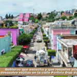 Gobierno que escucha y que resuelve atiende con desazolve rejillas en la calle Porfirio Díaz de la capital.