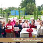 Entregan 30 lavadoras a familias vulnerables de Chiautempan.