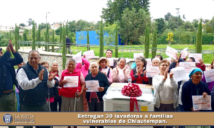 Entregan 30 lavadoras a familias vulnerables de Chiautempan.