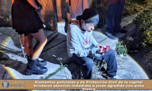 Elementos policiales y de Protección Civil de la capital brindaron atención inmediata a joven agredido con arma blanca.