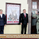 Recibe Carlos López Suárez en la sede del Ayuntamiento de Tlaxcala el bando solemne de fiestas patrias.