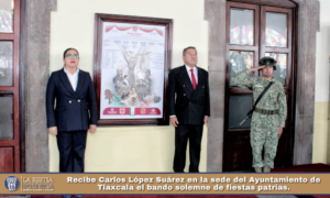 Recibe Carlos López Suárez en la sede del Ayuntamiento de Tlaxcala el bando solemne de fiestas patrias.