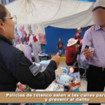 Policías de Ixtenco salen a las calles para informar y prevenir el delito.