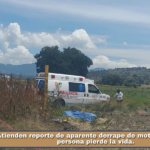 Atienden reporte de aparente derrape de motocicleta; una persona pierde la vida.