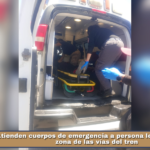 Atienden cuerpos de emergencia a persona lesionada en la zona de las vías del tren.