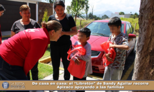 De casa en casa: el “Libretón” de Sandy Aguilar recorre Apizaco apoyando a las familias.