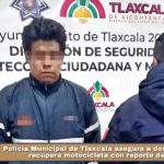 Policía Municipal de Tlaxcala asegura a dos personas y recupera motocicleta con reporte de robo.