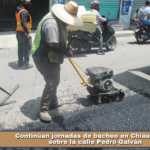Continúan jornadas de bacheo en Chiautempan sobre la calle Pedro Galván.