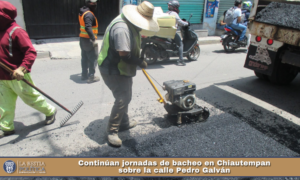 Continúan jornadas de bacheo en Chiautempan sobre la calle Pedro Galván.
