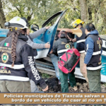 Policías municipales de Tlaxcala salvan a personas a bordo de un vehículo de caer al río en Tizatlán.