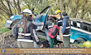 Policías municipales de Tlaxcala salvan a personas a bordo de un vehículo de caer al río en Tizatlán.