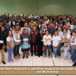 Reciben mujeres y adultos mayores tarjetas de Programas de Bienestar.