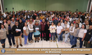 Reciben mujeres y adultos mayores tarjetas de Programas de Bienestar.