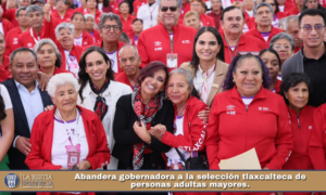 Abandera gobernadora a la selección tlaxcalteca de personas adultas mayores.
