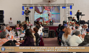 Idelfonso Carro celebra a los abuelitos de Panotla con música, regalos y diversión.