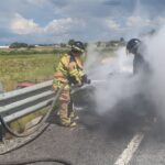 Controlan incendio de vehículo sobre la carretera Huamantla–El Carmen Xalpatlahuaya.