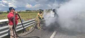 Controlan incendio de vehículo sobre la carretera Huamantla–El Carmen Xalpatlahuaya.