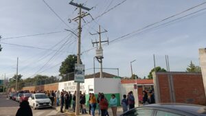 Confusión por estudios médicos provoca molestia entre padres de secundaria en Tizatlán.