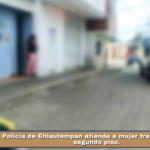 Policía de Chiautempan atiende a mujer tras caer de un segundo piso.