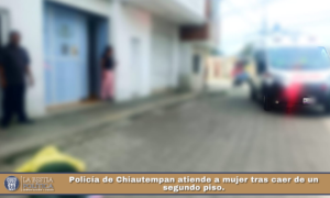 Policía de Chiautempan atiende a mujer tras caer de un segundo piso.