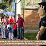 Nico de la Policía Municipal de Tlaxcala alegra el regreso a clases del jardín de niños Enrique Pestalozzi.