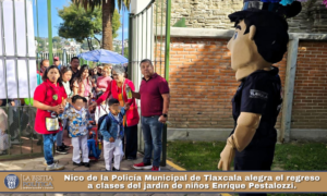 Nico de la Policía Municipal de Tlaxcala alegra el regreso a clases del jardín de niños Enrique Pestalozzi.