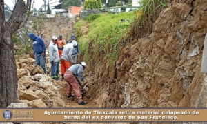 Ayuntamiento de Tlaxcala retira material colapsado de barda del ex convento de San Francisco.
