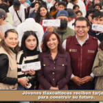 Jóvenes tlaxcaltecas reciben tarjetas para construir su futuro.
