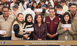 Jóvenes tlaxcaltecas reciben tarjetas para construir su futuro.