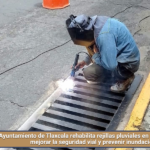 Ayuntamiento de Tlaxcala rehabilita rejillas pluviales en zonas clave para mejorar la seguridad vial y prevenir inundaciones.