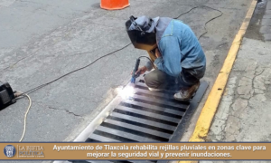 Ayuntamiento de Tlaxcala rehabilita rejillas pluviales en zonas clave para mejorar la seguridad vial y prevenir inundaciones.
