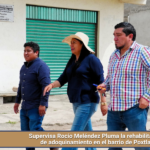 Supervisa Rocío Meléndez Pluma la rehabilitación de adoquinamiento en el barrio de Poxtla.