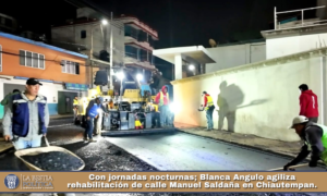 Con jornadas nocturnas; Blanca Angulo agiliza rehabilitación de calle Manuel Saldaña en Chiautempan.