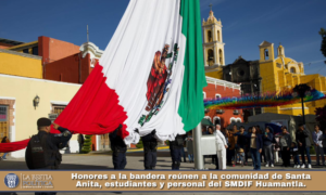 Honores a la bandera reúnen a la comunidad de Santa Anita, estudiantes y personal del SMDIF Huamantla.