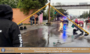 Intervienen Protección Civil y Servicios Públicos de la capital en apoyo a Chiautempan tras colapso de semáforo.