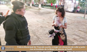 Policía Municipal de Tlaxcala auxilia a mujer en situación de calle y junto con el Instituto de la Mujer la vincula al Sedif.