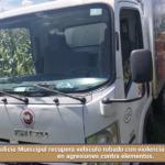 Policía Municipal recupera vehículo robado con violencia; operativo deriva en agresiones contra elementos.