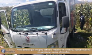 Policía Municipal recupera vehículo robado con violencia; operativo deriva en agresiones contra elementos.