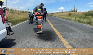 Gobierno Municipal de Ixtenco realiza trabajos de bacheo en tramos carreteros hacia Huamantla y Zitlaltepec.
