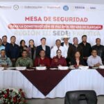 Panotla, sede de la mesa de seguridad para construcción de la paz, region III.  El municipio de Panotla, que encabeza el presidente municipal Idelfonso Carro Roldán, fue sede de la Mesa de Seguridad para la Construcción de la Paz, Región III, un espacio de coordinación institucional que reunió a representantes de los 27 municipios que integran esta región, así como a autoridades de los tres órdenes de gobierno, con el objetivo de fortalecer las estrategias de prevención, atención y coordinación en materia de seguridad.     En este encuentro participaron representantes de la Secretaría de la Defensa Nacional (SEDENA), Guardia Nacional, Secretaría de Gobernación (SEGOB), Secretaría de Seguridad Ciudadana (SSC), Centro Nacional de Inteligencia y la Comisión Estatal de Búsqueda de Personas, quienes compartieron información y dieron seguimiento a temas prioritarios para fortalecer la coordinación y capacidad de respuesta ante las necesidades de seguridad de la población.     El presidente municipal de Panotla, Idelfonso Carro Roldán, destacó la importancia del trabajo que se impulsa desde el Gobierno del Estado, encabezado por la gobernadora Lorena Cuéllar Cisneros, para fortalecer las capacidades institucionales y mantener una coordinación permanente con los municipios y las instancias federales.     “Para nosotros es un honor recibir en Panotla esta Mesa de Seguridad para la Construcción de la Paz. La seguridad de nuestras familias no entiende de límites municipales; por eso necesitamos trabajar unidos, compartir información y sumar capacidades. Reconocemos el respaldo que desde el Gobierno del Estado, encabezado por nuestra gobernadora Lorena Cuéllar Cisneros, se ha brindado a los municipios en materia de seguridad. Desde Panotla estamos convencidos de que la prevención, la coordinación y la presencia permanente en territorio son fundamentales para construir comunidades más seguras”.     El alcalde señaló que el respaldo institucional y la coordinación entre los diferentes niveles de gob esierno son fundamentales para atender de manera oportuna las necesidades de la población. En este sentido, destacó que los resultados en materia de seguridad que ha registrado Tlaxcala son producto de un trabajo permanente entre instituciones estatales, federales y municipales.     De acuerdo con información oficial del Gobierno de Tlaxcala, la entidad ha mantenido durante periodos prolongados la incidencia delictiva más baja del país, resultado que las autoridades estatales han relacionado con el fortalecimiento de las instituciones de seguridad, la inteligencia, la prevención, la tecnología y la coordinación entre los tres órdenes de gobierno.     La realización de esta Mesa de Seguridad en Panotla refrenda la importancia de mantener una coordinación cercana entre los municipios y las instituciones responsables de la seguridad y la construcción de la paz. Estos espacios permiten compartir información, establecer estrategias y fortalecer acciones preventivas en beneficio de las familias de la Región III.     El Ayuntamiento de Panotla refrenda su disposición para continuar trabajando de manera coordinada con el Gobierno del Estado, el Gobierno de México y los municipios de la región, sumando esfuerzos para fortalecer la prevención, la seguridad y la paz social.