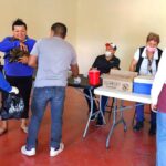 Con éxito, ayuntamiento de Tlaxcala y SESA realizaron jornada de vacunación antirrábica en comunidades de la capital.     Con una amplia participación de familias y sus mascotas, este sábado se llevó a cabo con éxito la Jornada de Reforzamiento de Vacunación Antirrábica Canina y Felina, organizada por el Ayuntamiento de Tlaxcala en colaboración con la Secretaría de Salud (SESA), a través de la Coordinación Estatal de Epidemiología del Departamento de Zoonosis.     La jornada inició a partir de las 9:00 horas y se prolongó hasta poco después de la 13:00 horas, tiempo en el que se instalaron puntos de vacunación en distintas comunidades y colonias del municipio para recibir a perros y gatos, como en Santa María Acuitlapilco, San Sebastián Atlahapa, Santa María Ixtulco, Ocotlán, San Diego Metepec, San Gabriel Cuauhtla, La Trinidad Tepehitec, San Esteban Tizatlán, La Loma Xicohténcatl, El Sabinal, Tlapancalco, La Joya y Loma Bonita, acercando este servicio preventivo a las familias.     La Unidad de Bienestar Animal Municipal informó que la aplicación estuvo dirigida principalmente a perros y gatos que no recibieron la vacuna durante la jornada de marzo, así como a aquellos que requerían el refuerzo correspondiente a septiembre.     La respuesta de la ciudadanía permitió avanzar en la protección de los animales de compañía y contribuir a la prevención de la rabia, una enfermedad que puede representar un riesgo para la salud pública.     Con estas acciones, el Ayuntamiento de Tlaxcala se mantiene como un gobierno cercano, que escucha y que resuelve, al facilitar servicios preventivos directamente en las comunidades y promover una cultura de responsabilidad en el cuidado de los animales.