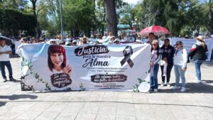 Con marcha pacífica, magisterio exige esclarecer asesinatos de seis docentes.