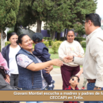 Giovani Montiel escucha a madres y padres de familia del CECCAPI en Tetla.