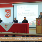 Da Rector primera pincelada al mural conmemorativo por el 50 aniversario de la UATx en Ciencias Básicas.