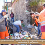 Ayuntamiento de Tlaxcala despliega brigadas emergentes para retirar residuos de la vía pública.